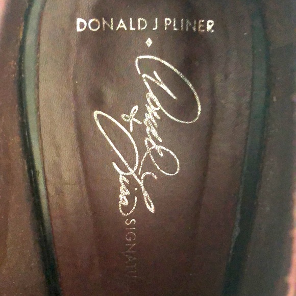 Donald J Pliner Italian leather chelsea boots with pointy toes. - Picture 7 of 9